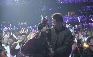 求婚现场吃瓜视频,浪漫求婚瞬间，吃瓜群众围观见证爱情